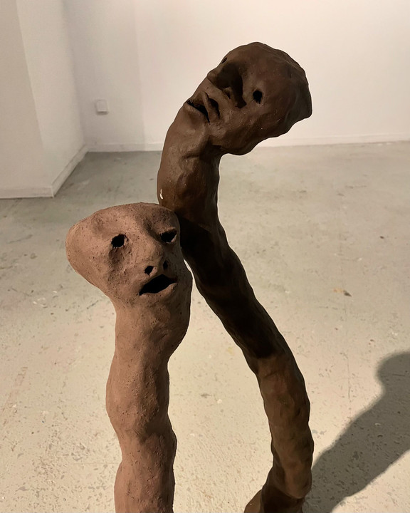 Laurine Thiebaut, <i>Feu Follets</i>, 2024-2025, céramique, grès violet/noir, dimensions variables. - Laurine Thiebaut